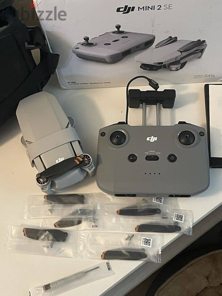 DJI - Mini 2 SE Fly More Combo Drone Remote Control 1