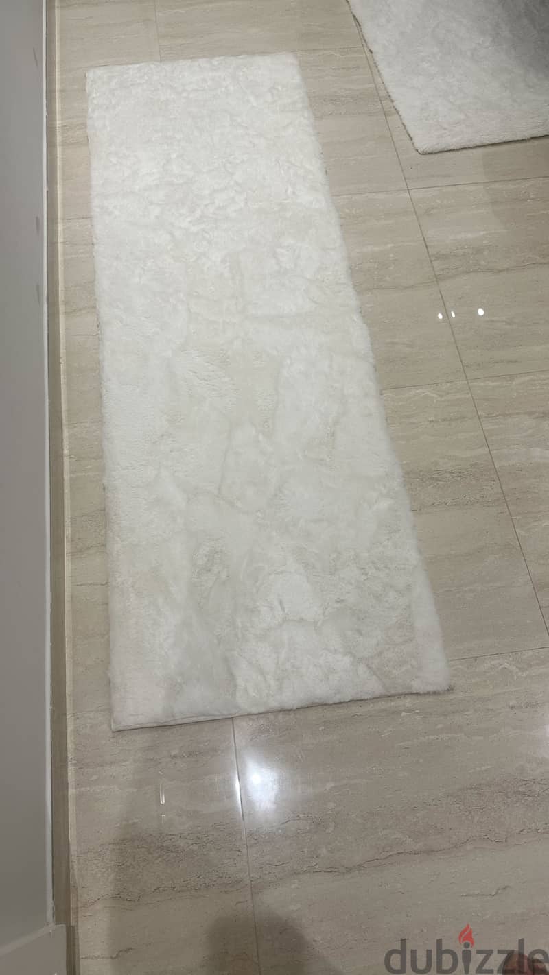 4 white carpets 180x60 cm 4