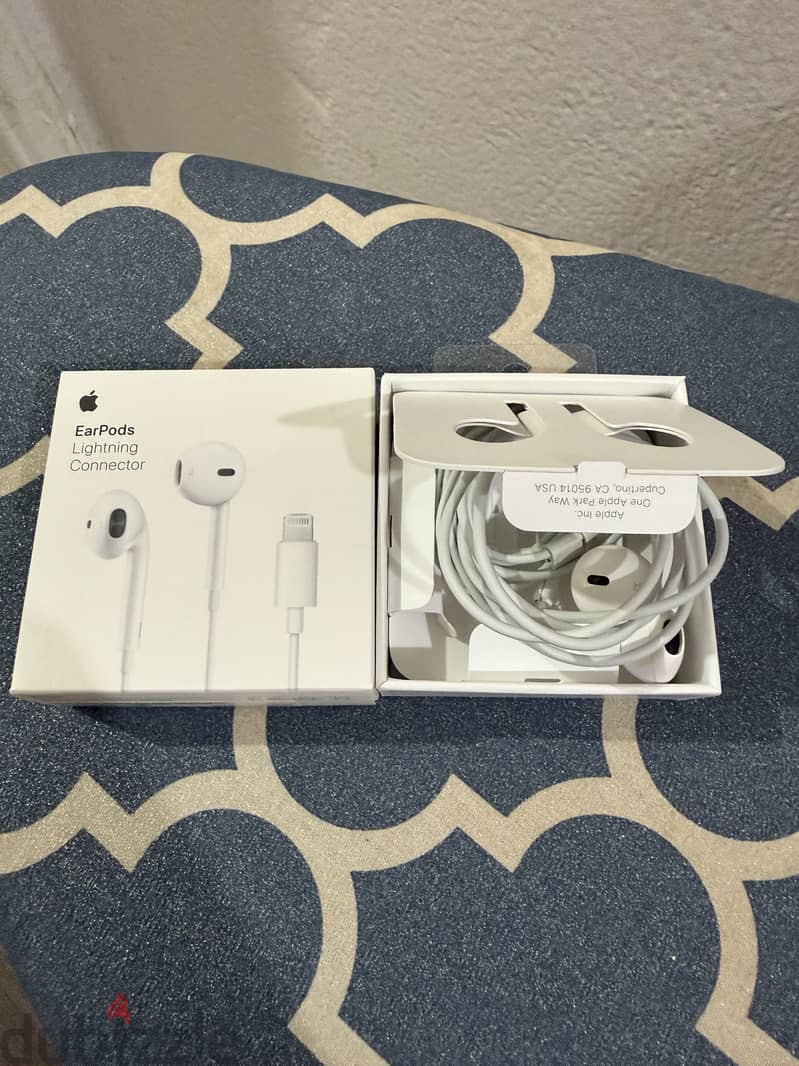 Apple EarPods With Lightning Connector 1