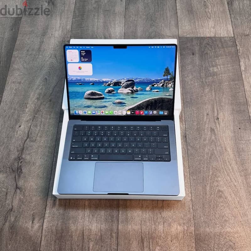 Brand new 2025 MacBook Pro 14" / 16" with M5 chip Specs: M5 chip with 1