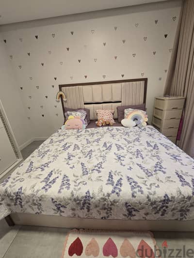  KING-SIZE BED + MATTRESS FOR SALE(2 months used only)