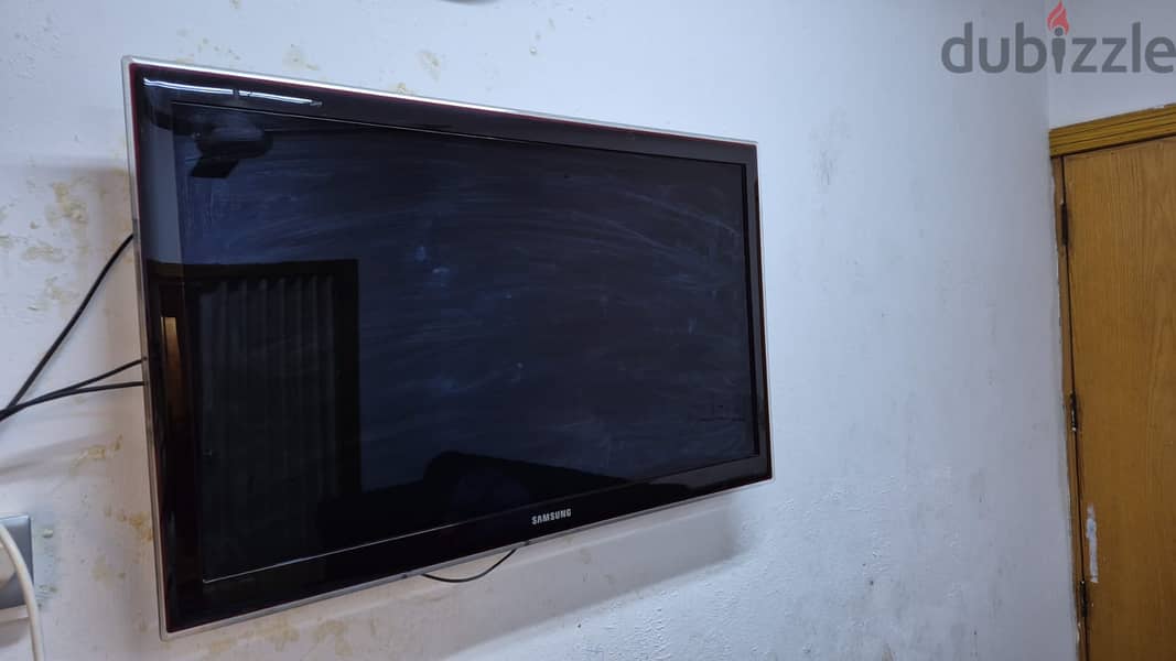 Samsung T. V 40" 5