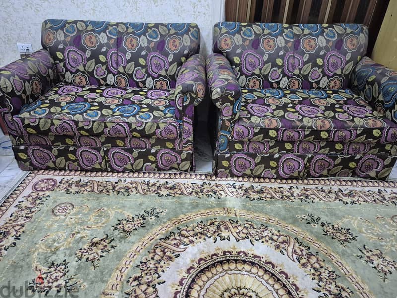 طقم كنب مكون من 4 قطع وطاولتين 1