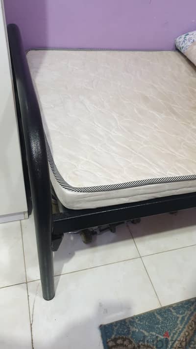 سرير حديد نفر