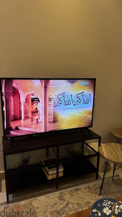 طاوله من ايكيا معدنيه  مودرن مع ارفف خشبيه بحاله ممتازه