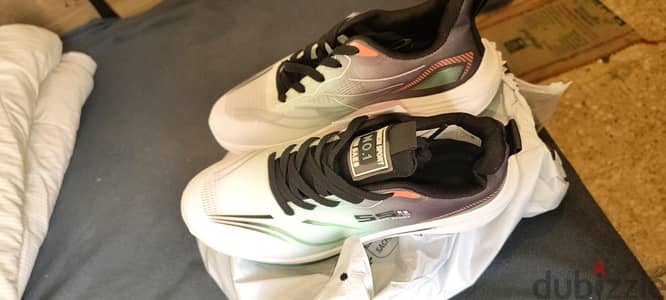 New shoes are for sale, please buy them immediately.