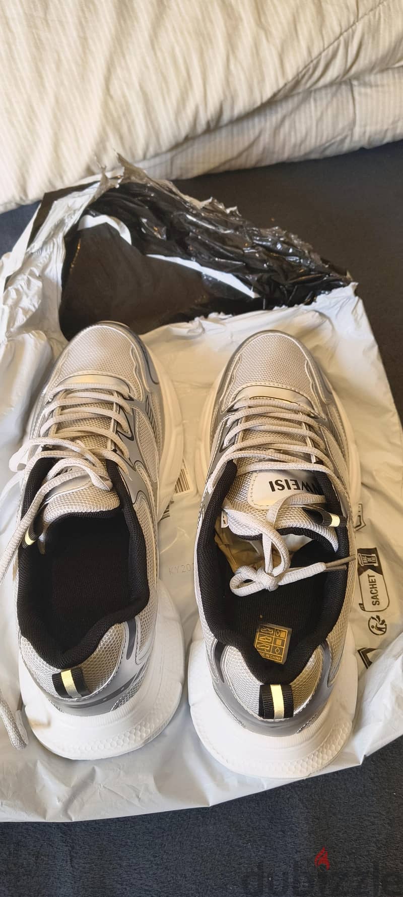 New shoes are for sale, please buy them immediately. 1