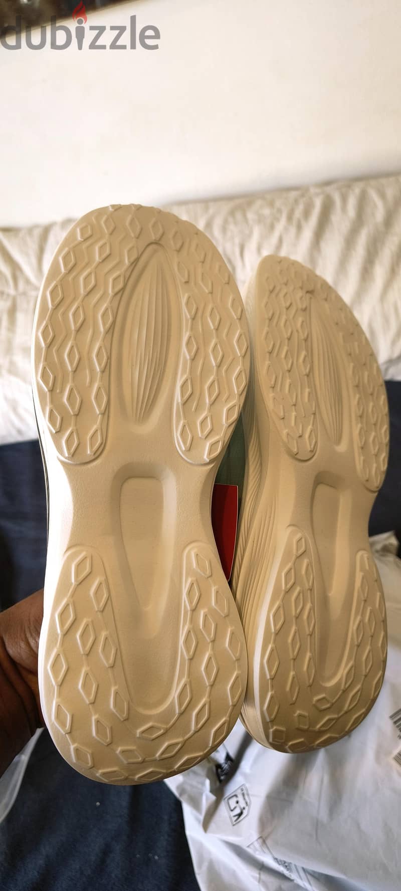 New shoes are for sale, please buy them immediately. 2