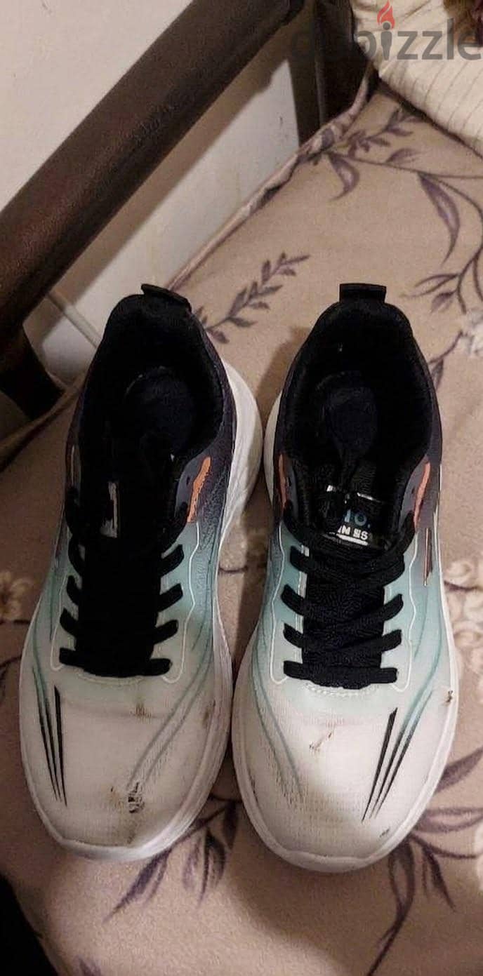New shoes are for sale, please buy them immediately. 3