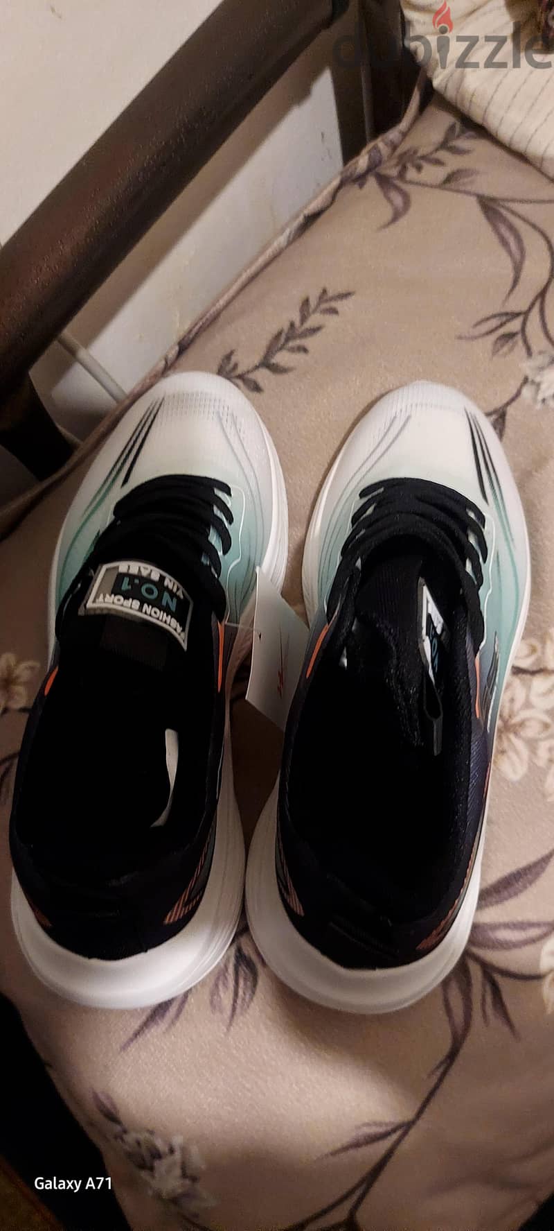 New shoes are for sale, please buy them immediately. 4