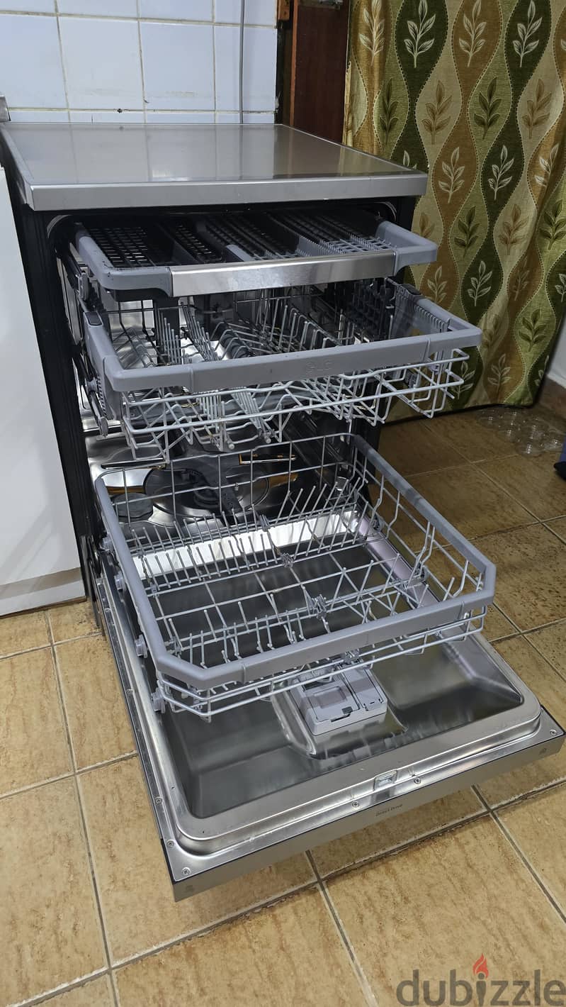 LG QuadWash™ Dishwasher (Model: DFB415FP) 1
