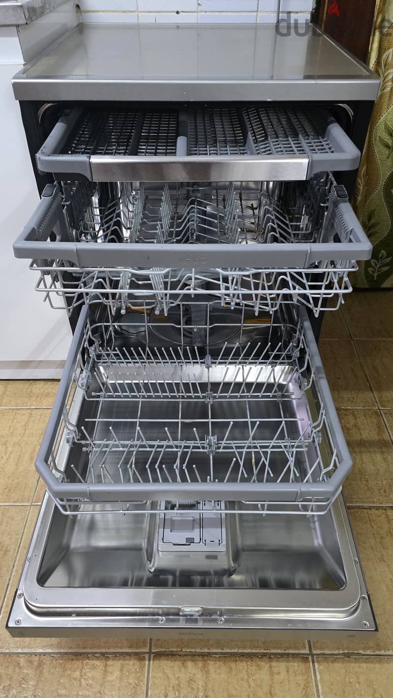 LG QuadWash™ Dishwasher (Model: DFB415FP) 2