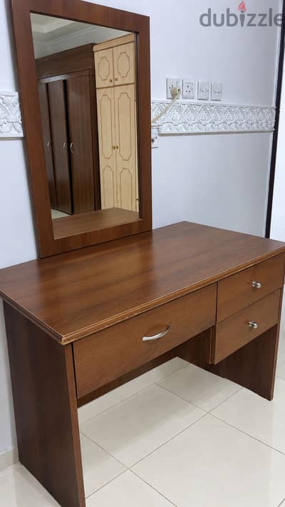 تسريحة و 2 طاولة