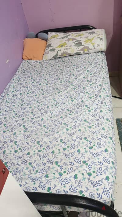 سرير حديد بالمرتبة