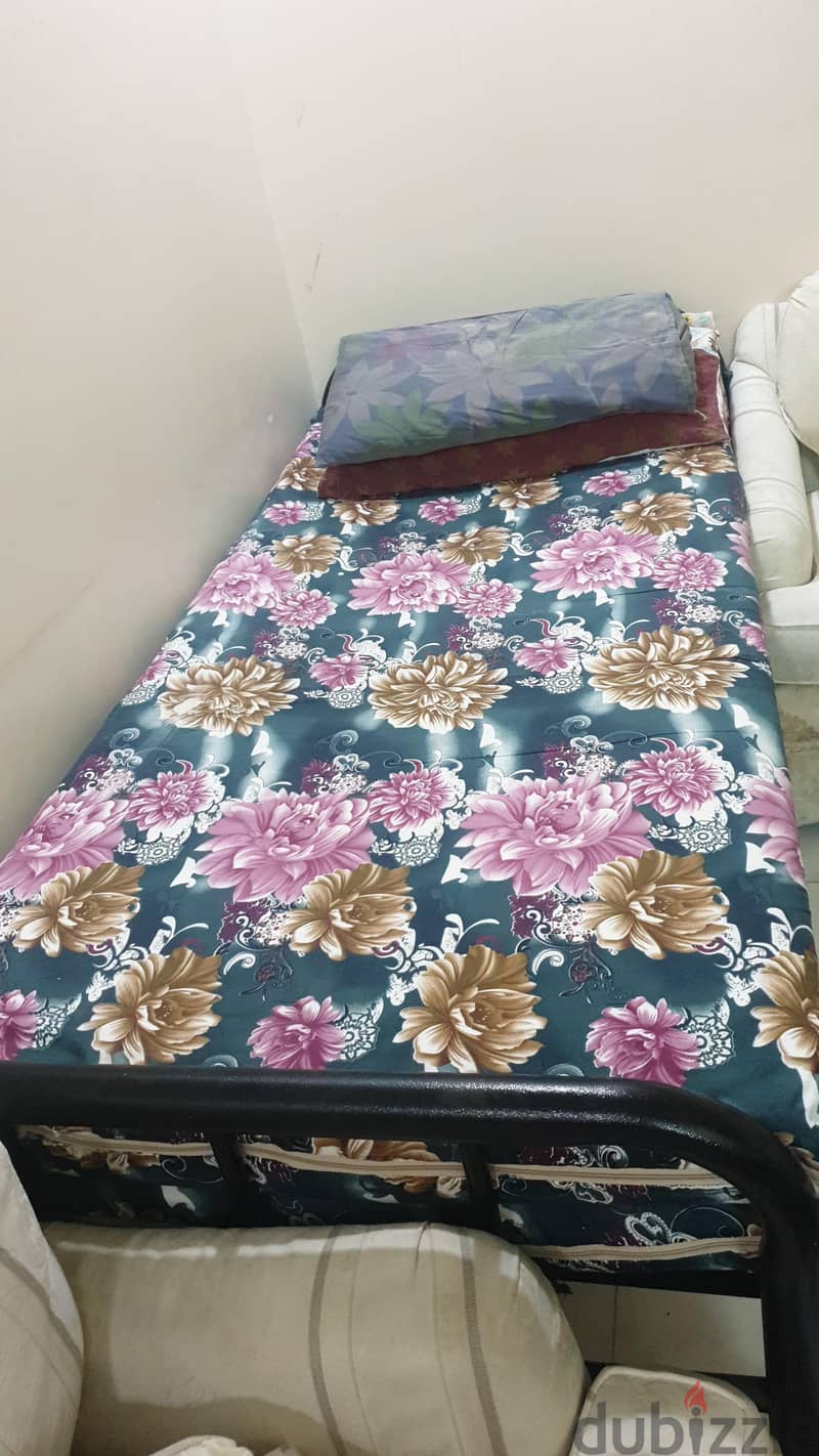 سرير حديد بالمرتبة 1