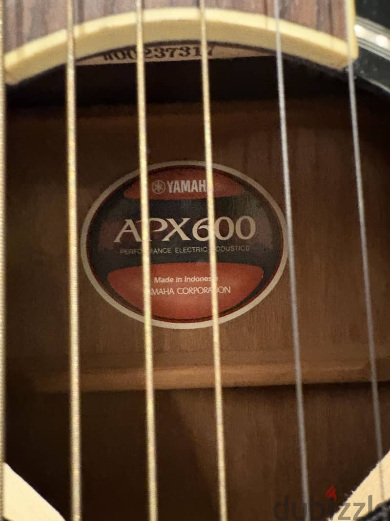 قيتار ياماها APX600 ( كهربائي ) 3