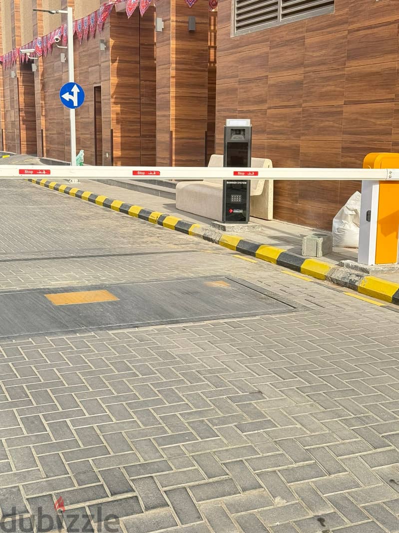 بوابات مواقف السيارات للمجمعات السكنية والتجارية 11
