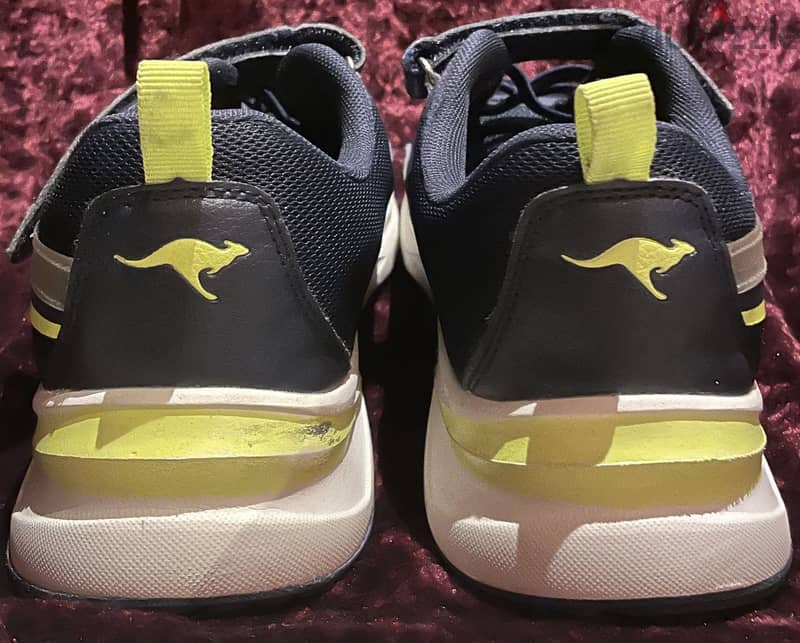 حذاء أطفال رياضي KangaROOS أسود وأخضر 4