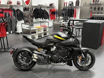 2026 Ducati Diavel V4 Black Roadster