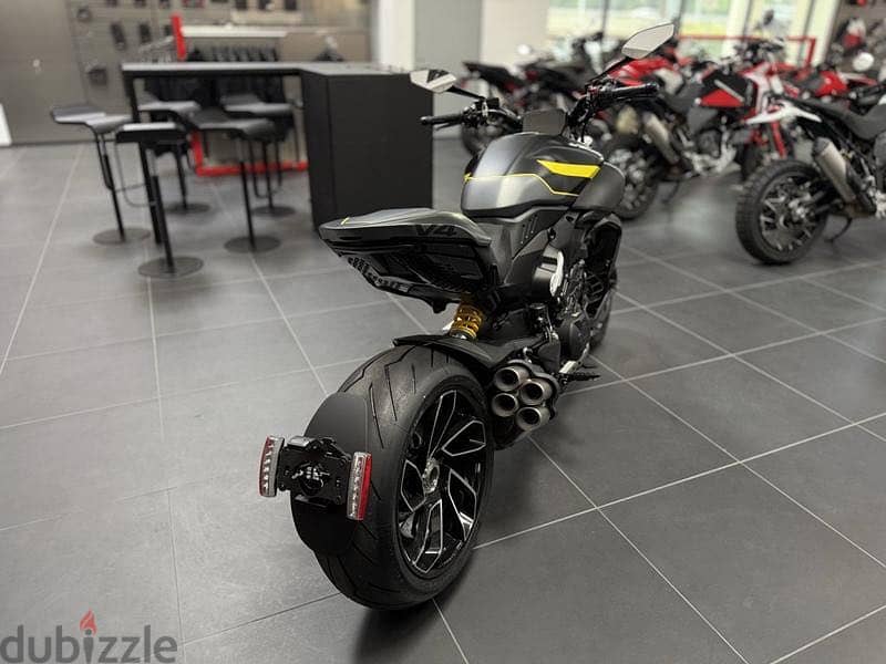2026 Ducati Diavel V4 Black Roadster 1