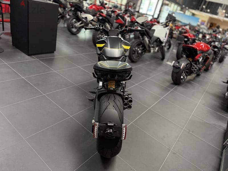 2026 Ducati Diavel V4 Black Roadster 2