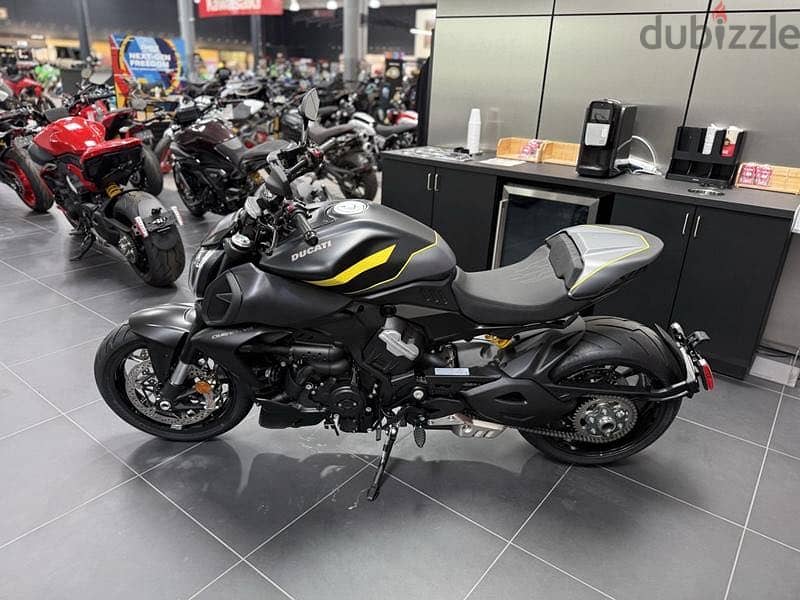2026 Ducati Diavel V4 Black Roadster 3