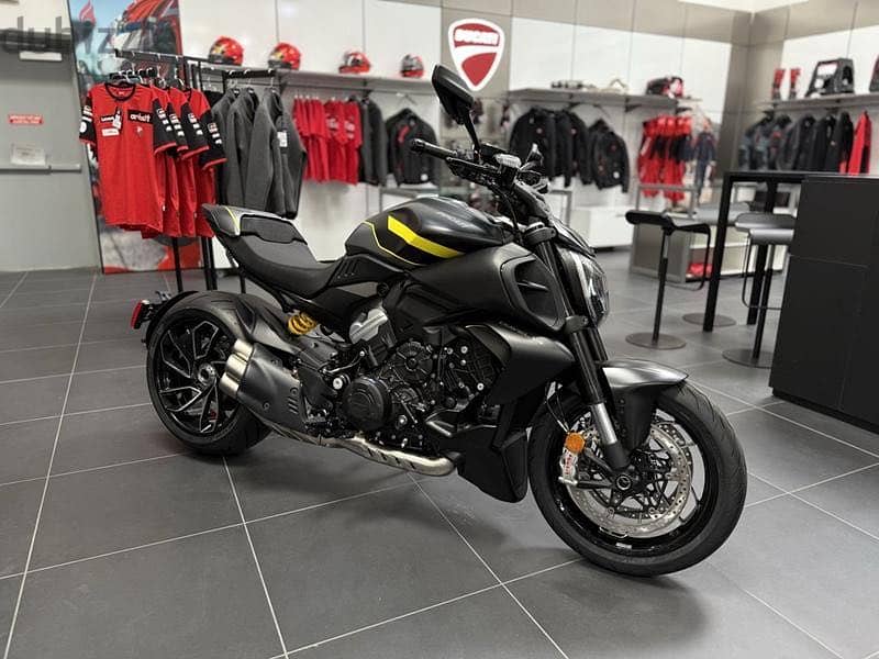 2026 Ducati Diavel V4 Black Roadster 4