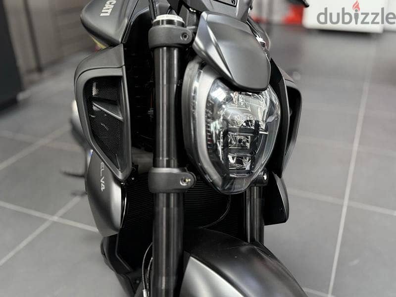 2026 Ducati Diavel V4 Black Roadster 5