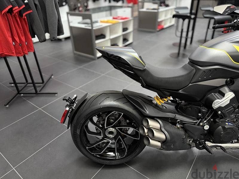 2026 Ducati Diavel V4 Black Roadster 7