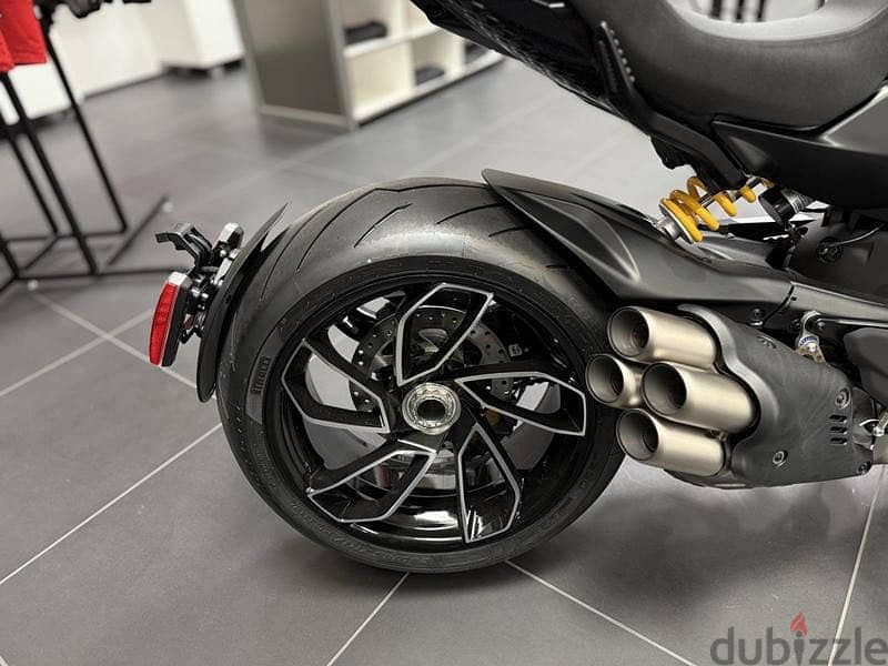 2026 Ducati Diavel V4 Black Roadster 8