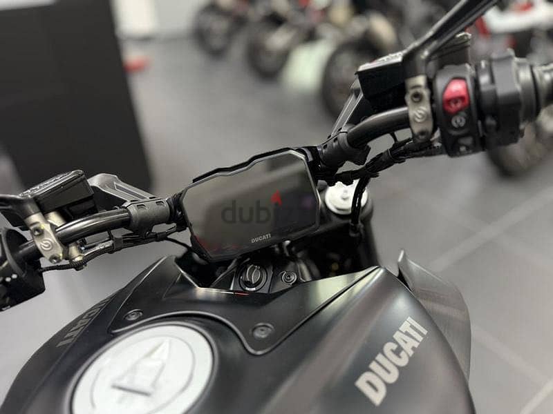 2026 Ducati Diavel V4 Black Roadster 10
