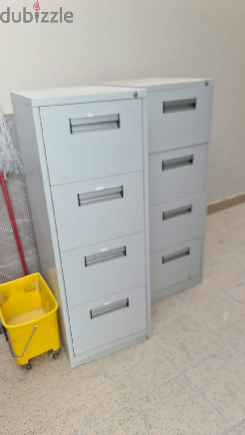 كراسي  حالتها ممتازه جدا ودولاب ملفات 1