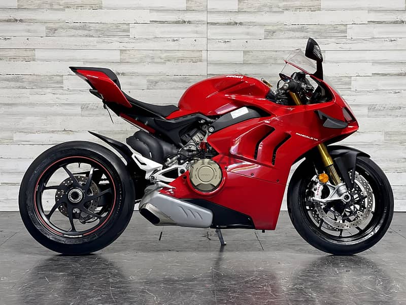 2021 Ducati panigal v4S available +44 7507 647630 5