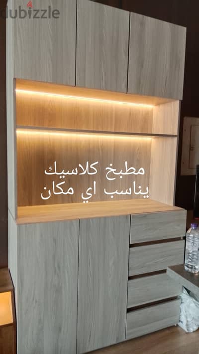 نجار معلم في تصميم الديكورات والاثاث