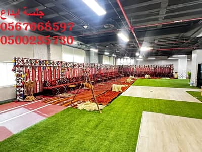 تجهيز كراسي الاجتماعات والفعاليات بطريقة منظمة وأنيقة
