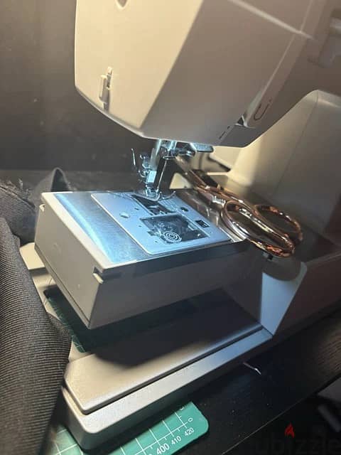 SINGER Heavy Duty Electric Sewing Machine Gray, Free Arm, Buttonhole 1