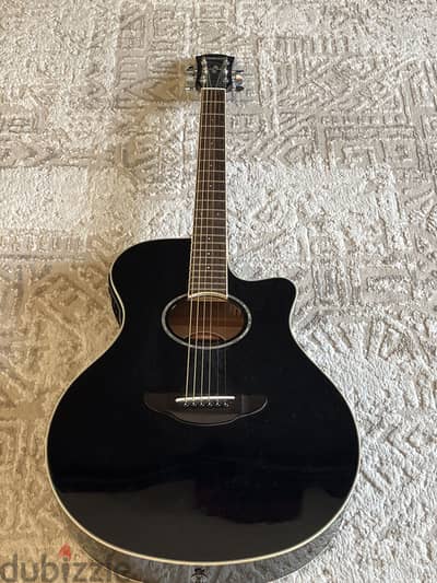YAMAHA Semi-electric guitar (capo and bag for free)