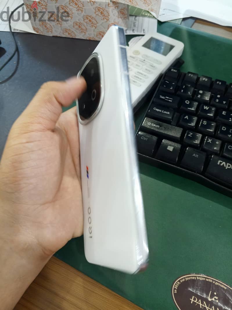 IQOO 13 LEGEND 32GB RAM 512 MEMORY 3