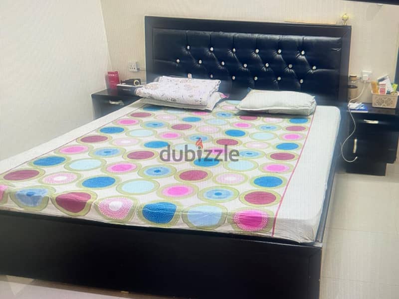 This includes full one bedroom set and only bed with side tables 2