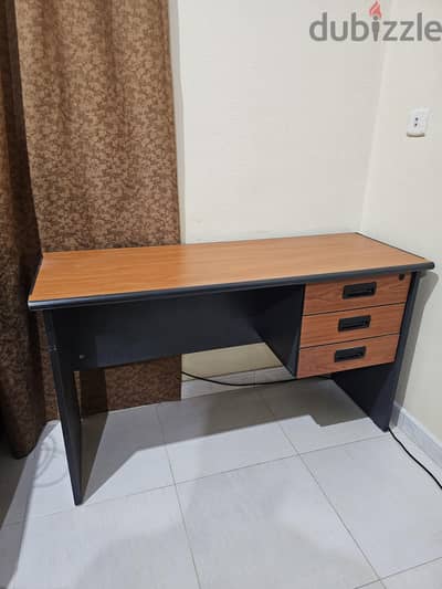 ٣ مكاتب مستعملة للبيع   used 3 desks