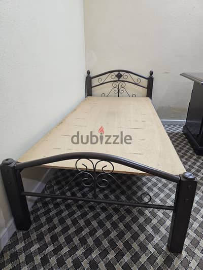 ٣ سرير نوم حديد و خشب نفر واحد مستعمل    3 3used single beds