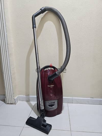 مكنسة كهربائية مستعملة و قاعدة مكواة    used vacuum cleaner and ironin